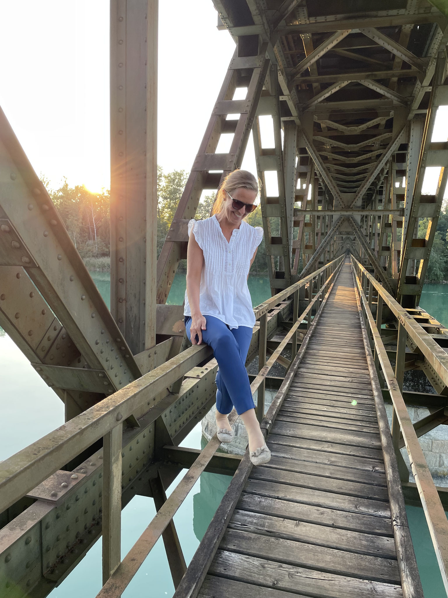 MMag. Elke Golautschnig, Kommunikationstrainerin aus Kärnten, auf einer Brücke im Abendlicht
